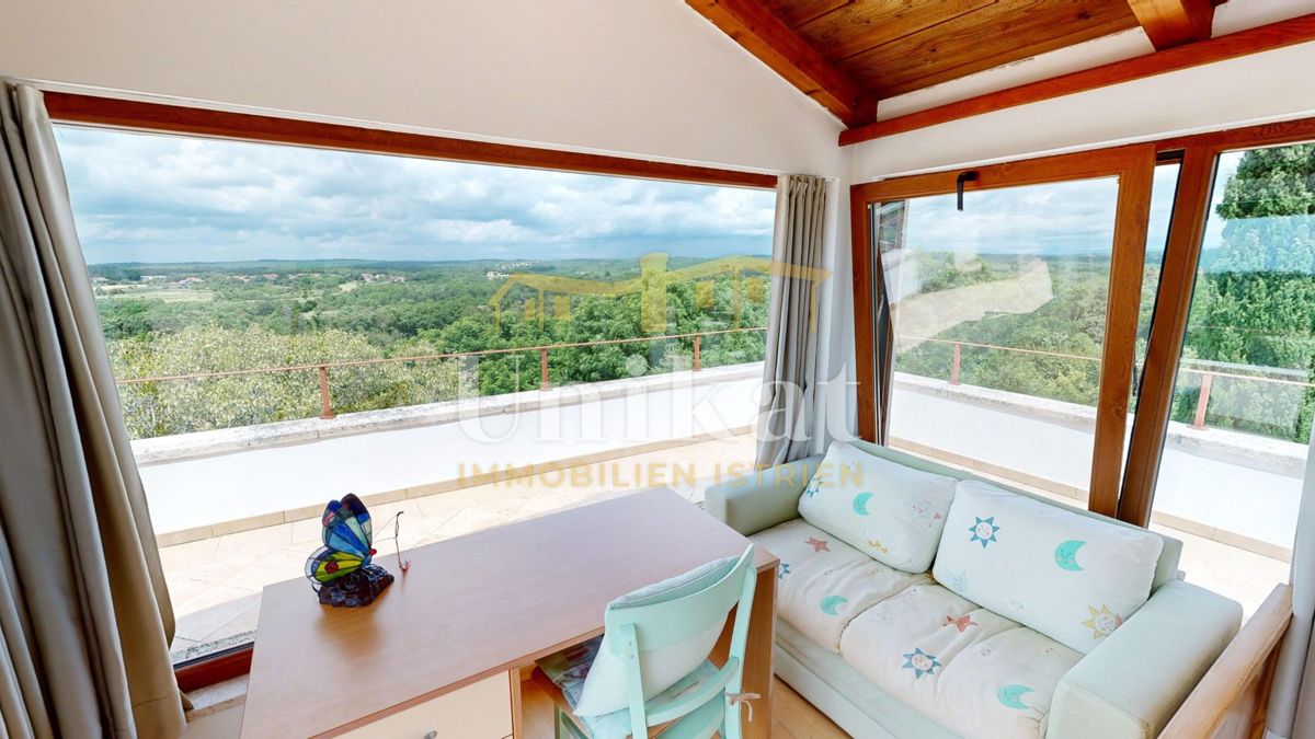 Proprietà con due case in pietra - piscina e ampio giardino